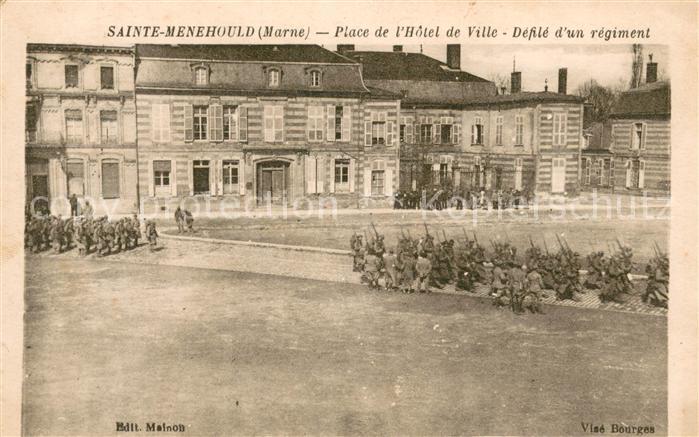 Sainte-Menehould Place de l’Hotel de Ville Defile d’un regiment