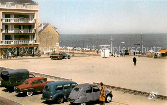 Langrune-sur-Mer La Plage et le Magasin A la Renaissance