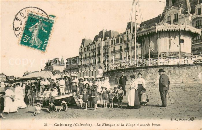 Cabourg Le Kiosque et la Plage a maree basse