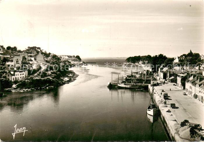 Douarnenez Vue du pont au fond l’Ile Tristan