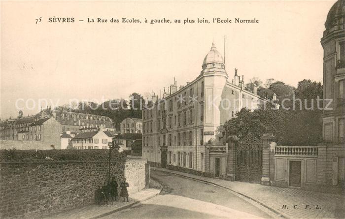Sevres La Rue des Ecoles a gauche au plus loin l’Ecole Normale