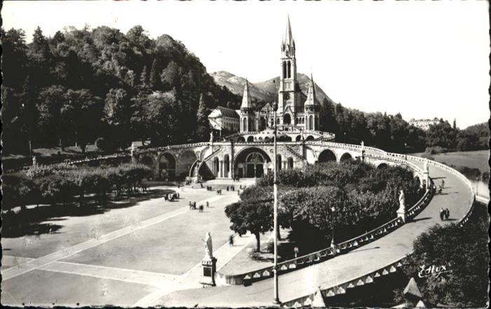 Lourdes Hautes Pyrenees La Basilique et l'Esplanade