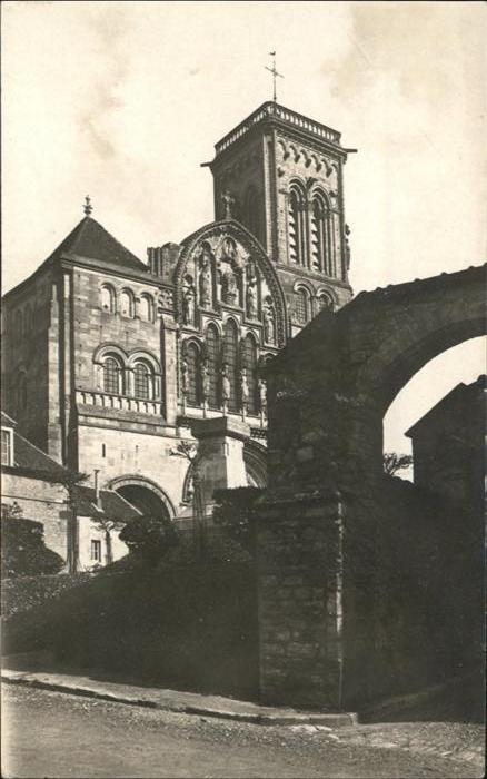 Vezelay Basilique de la Madeleine et rue des Ur