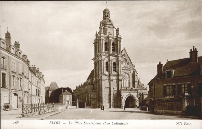 Blois 41 La Place Saint-Louis La Cathedrale