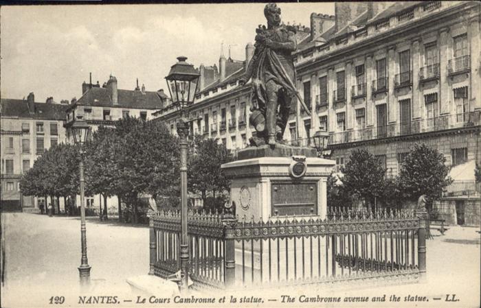 Nantes Loire Atlantique Le Cours Cambronne et la statue