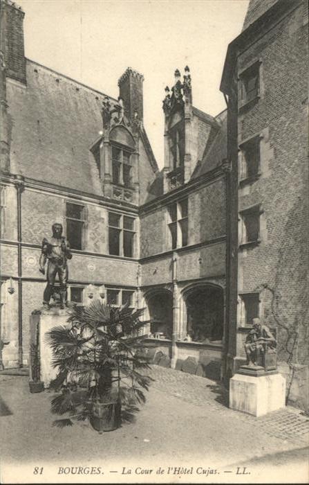 Bourges la Cour de l_Hotel Cujas