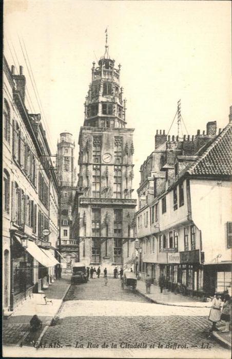 Calais la Rue de la Citadelle le Beffroi