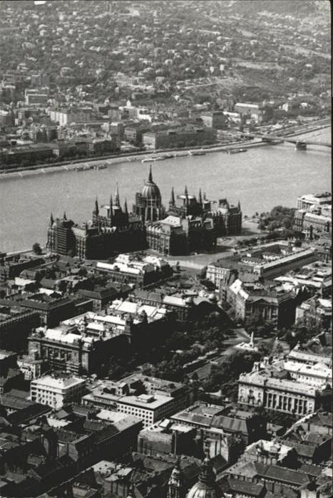 Budapest Fliegeraufnahme Bruecke