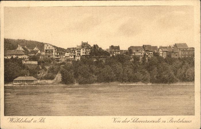 Waldshut Tiengen Rhein von der Schweizerseite mit Bootshaus