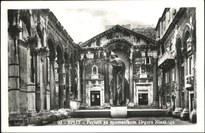 Gradac Peristil spomenikom Grgura Ninskoga