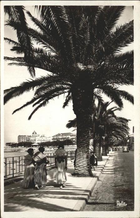Saint-Raphael Var Promenade a la Plage