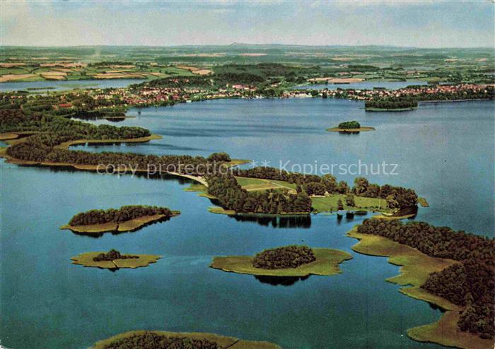 Ploen am See Schleswig-Holstein Blick ueber die Prinzeninsel auf die Stadt Flieg
