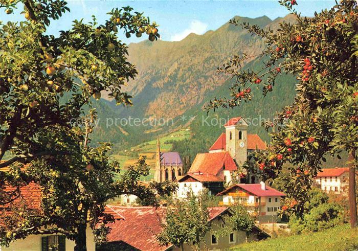 Schenna Meran Trentino IT Ortspartie mit Kirche