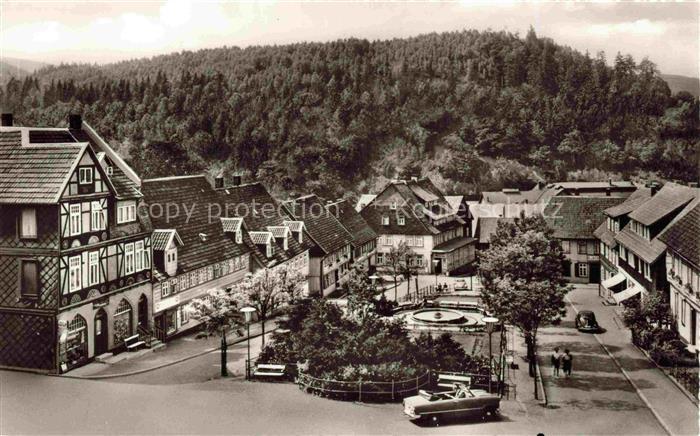 Lautenthal Harz Langelsheim Goslar Marktplatz Fachwerk Brunnen Autos Baeume Wald