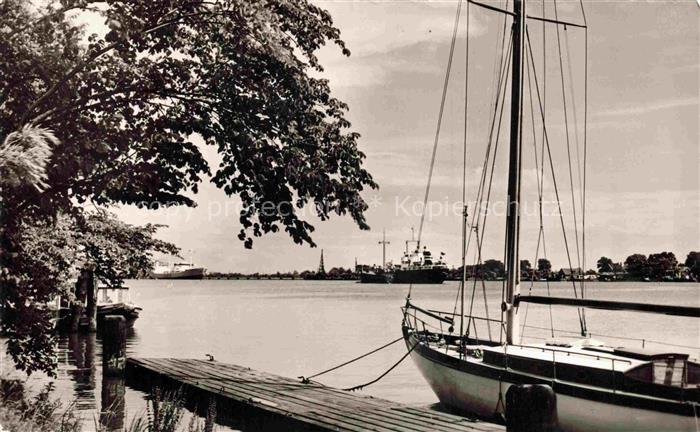 Brunsbuettelkoog Kanal Segelboot Steg Baum Industrieanlage