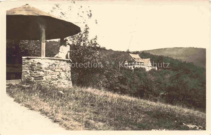 Oberbieber Neuwied Rheinland-Pfalz Waldhaus Wingertsberge Frau Aussichtspavillon