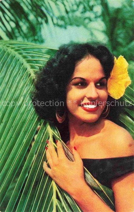 Kingston Kingston Jamaican-Beauty Frauenportraet Hibiskusbluete Palmblatt Karibi