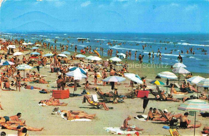Mamaia Constanta Konstanza RO Strand Badegaeste Sonnenschirme Strandleben Schwar