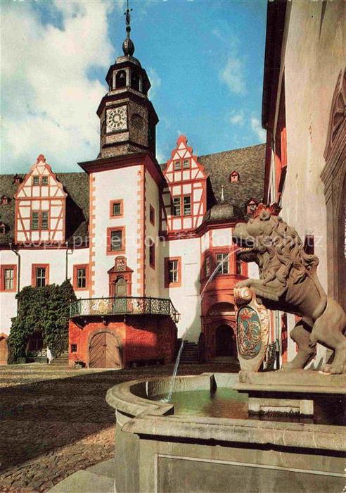 Weilburg Schlosshof Fachwerk Uhrturm Renaissanceschloss Brunnen Passanten