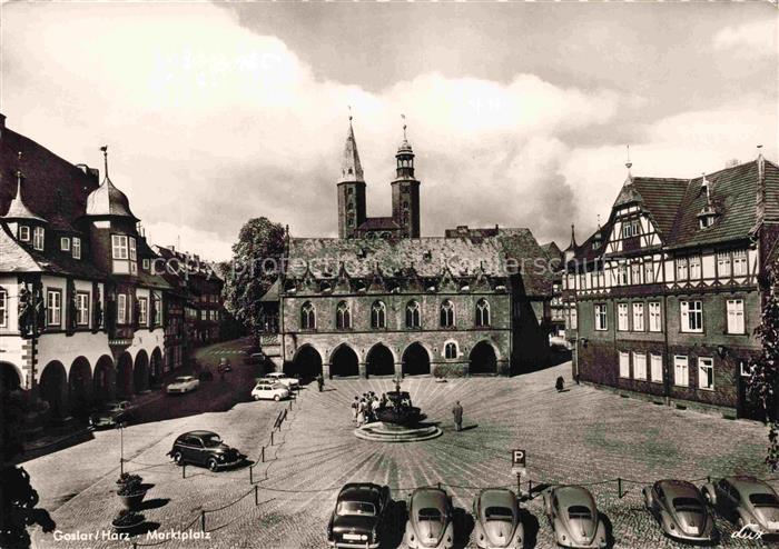 GOSLAR Harz Niedersachsen Marktplatz Rathaus Marktkirche Fachwerkhaeuser Brunnen