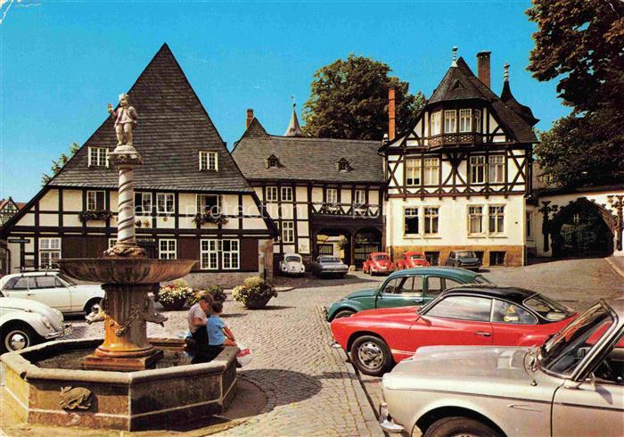 GOSLAR Harz Niedersachsen Marktplatz Fachwerkhaeuser Brunnen Statue Autos Strass
