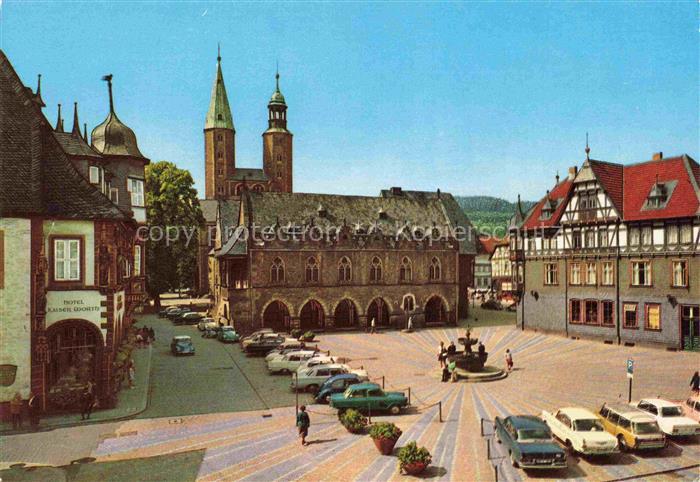 GOSLAR Harz Niedersachsen Rathaus Marktplatz Kirche Fachwerkhaeuser Autos Marktb