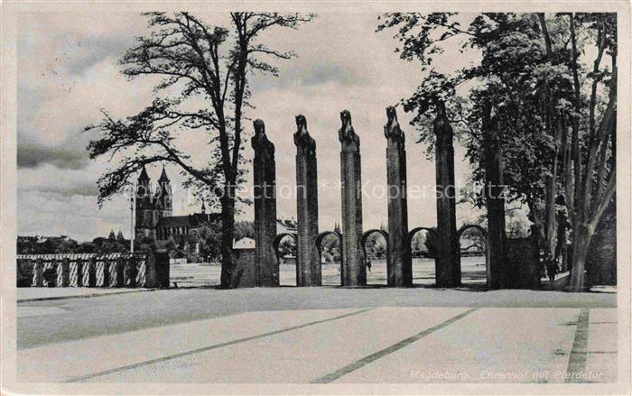 MAGDEBURG  CITY Ehrenhof mit Pferdetor