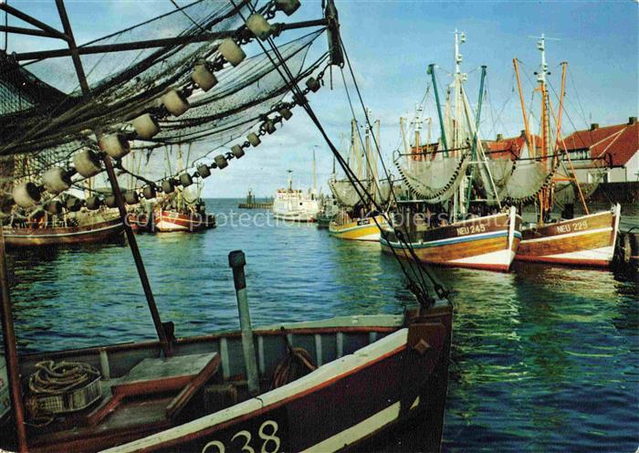 Neuharlingersiel Fischerboote im Hafen