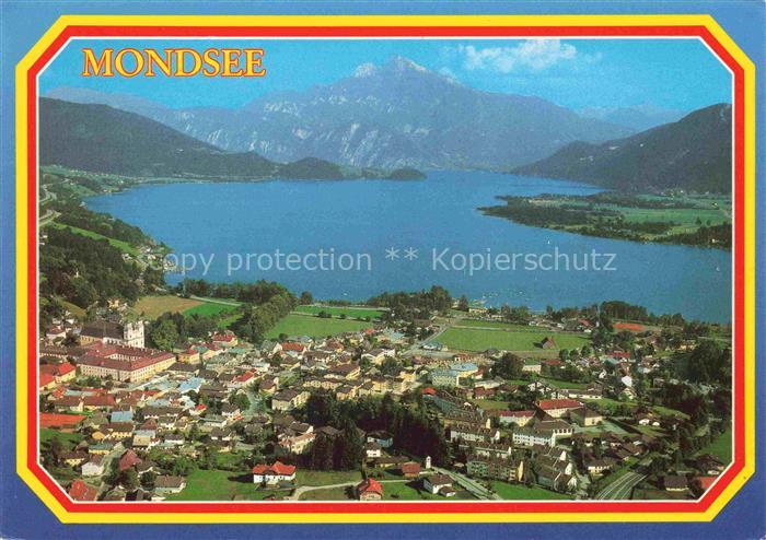 Mondsee Salzkammergut Oberoesterreich AT Panorama Blick gegen Schafberg
