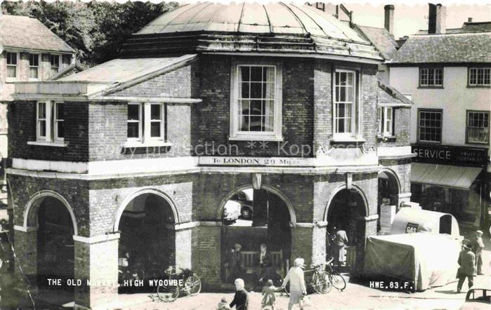 High Wycombe Buckinghamshire UK Old-Market Marktgebaeude Ziegel Boegen Passanten