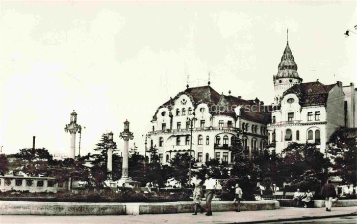 Oradea-Baile RO Jugendstilgebaeude Platz Leuchtsaeulen Passanten Baeume Park