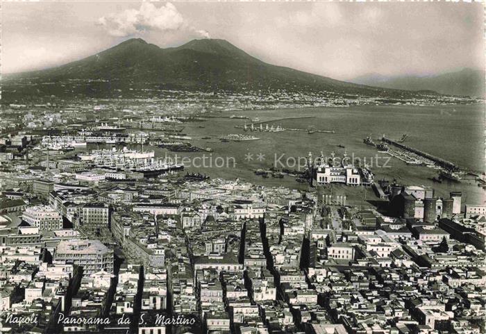 NAPOLI Neapel Naples IT Vesuv Hafen Schiffe Altstadt Daecher Kirche Meer Bucht S