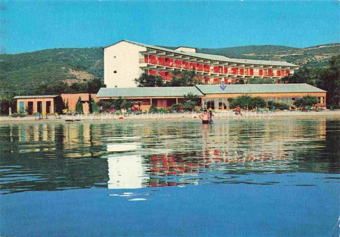 Kerkyra Hotel-Delfinia Strand Meer Badegaeste Berge Reflektion Hotelgebaeude Kor