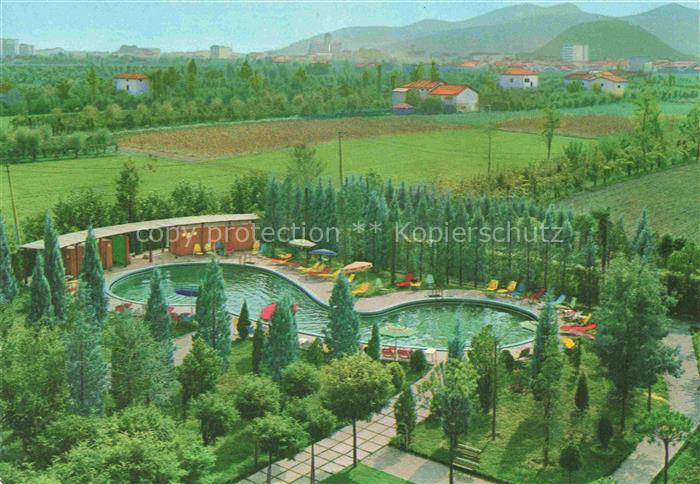 Abano Terme Veneto IT Schwimmbad Freibad Zypressen Liegestuehle Sonnenschirme As