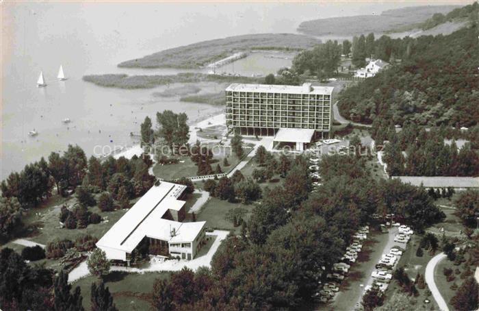 Tihany HU Hotel-Tihany Hafen Plattensee Segelboote Hochhaus Luftaufnahme Parkpla