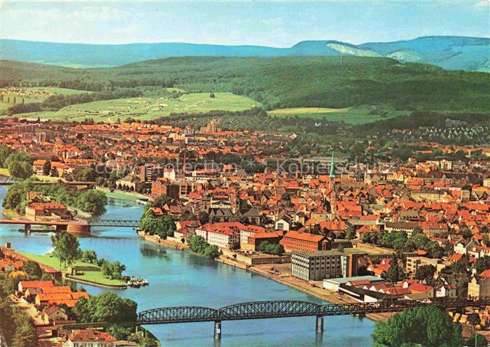 HAMELN Weser Hameln Weser Luftbild Bruecken Altstadt Rote-Daecher Huegel Eisenba