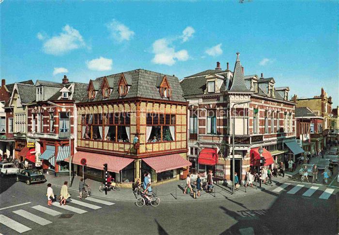 Apeldoorn Gelderland NL Deventerstraat Hoofdstraat Fachwerkgebaeude Fahrradfahre