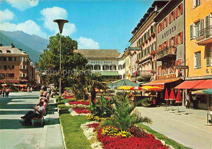 LIENZ  Tirol AT Stadtplatz Hotel-Post Blumenbeete Berge Strassencafé Passanten H