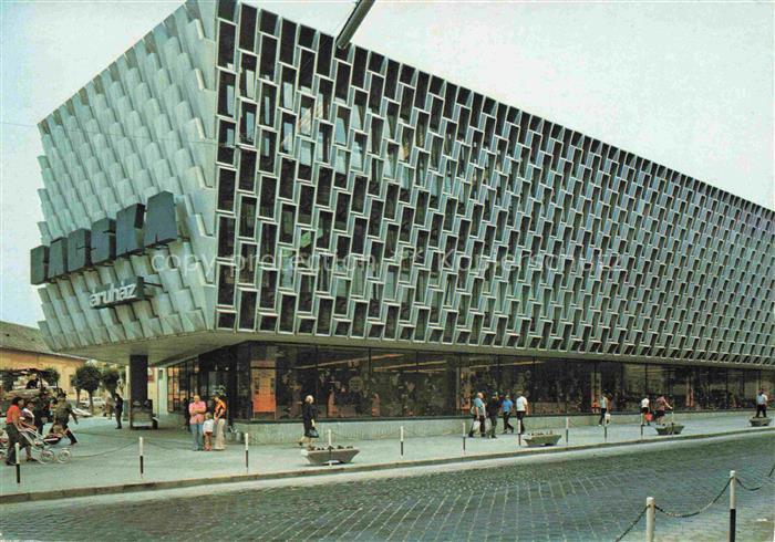 Baja Bacs-Kiskun HU Kaufhaus-Bacska Aruhaz Modernismus Fassade Strassenszene Pas