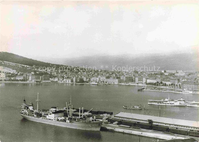 SPLIT Spalato Croatia Hafen Frachtschiff Stadtpanorama Kuestenstadt Passagiersch