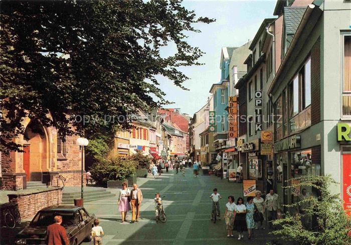 RATINGEN NRW Fussgaengerzone Oberstrasse Geschaefte Passanten Kirche Baeume Stad
