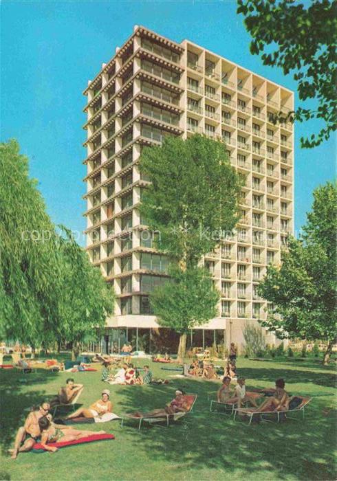Siofok Siofokrol HU Hotel-Europa Balaton Hochhaus Rasen Badegaeste Liegestuehle