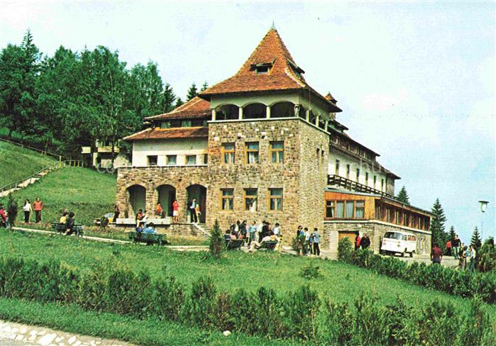Cabana Piriul Rece Romania Berghotel Steingebaeude Turm Touristen Wald Wiese Geb
