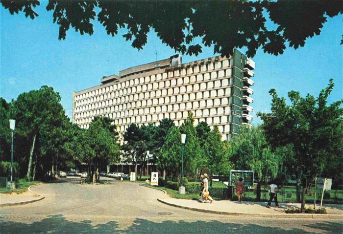 Eforie-Nord Romania Hotel-Europa Hochhaus Wabenstruktur Baeume Strasse Fussgaeng