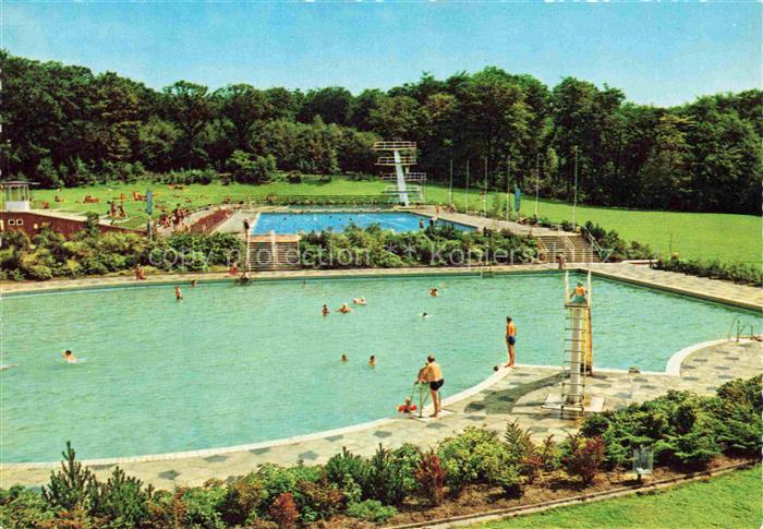Itzehoe Freibad-Klosterbrunnen Schwimmbecken Sprungturm Badegaeste Rasen Baeume
