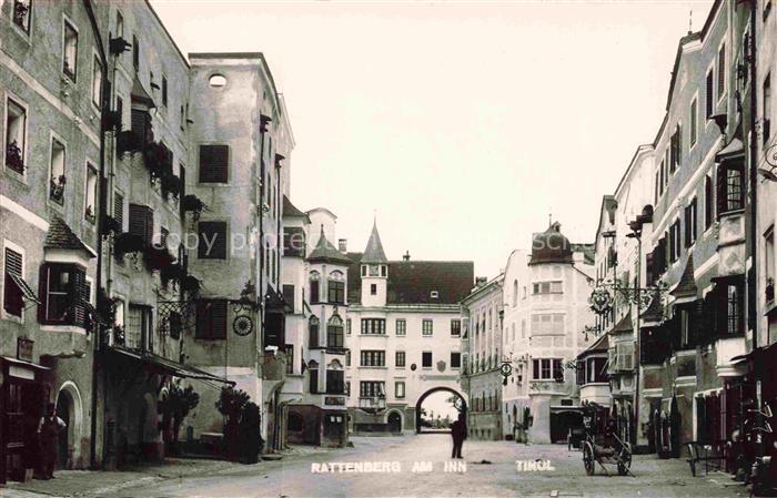 Rattenberg  Tirol AT Stadtplatz Torbogen Buergerhaeuser Pferdewagen Turm Passant