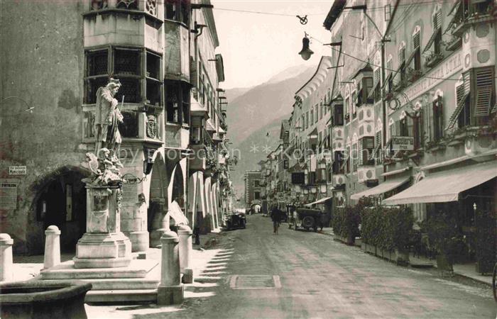 Sterzing Vipiteno Suedtirol IT Hauptstrasse Arkaden Statue Erker Geschaefte Berg