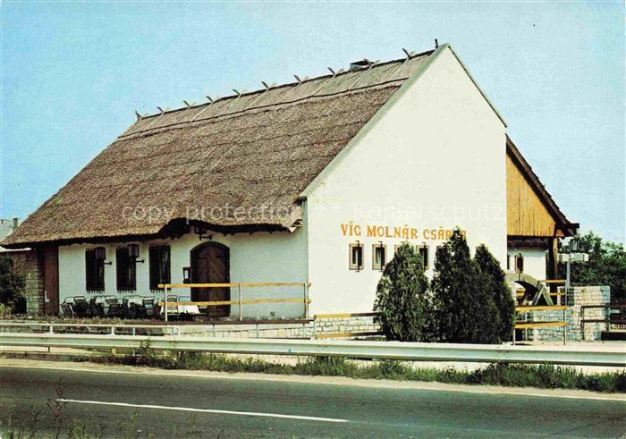 Csopak Plattensee HU Víg-Molnár-Csárda Gasthaus Reetdach Terrasse Strasse