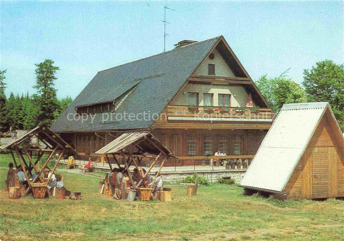 Friedrichroda Thueringen Heuberghaus Rennsteig Holzhaus Picknicktisch Nadelwald