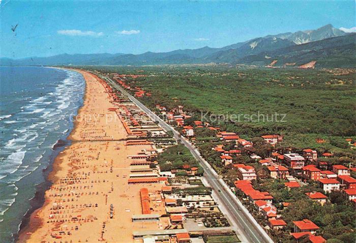 MARINA DI PIETRASANTA Lucca Toscana IT Fliegeraufnahme Strand Strandkabinen Sonn